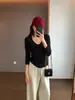 Camiseta básica de manga longa com decote V, caimento justo e versátil, feita de uma mistura de acetato, Tencel e lã de luxo leve, perfeita para outono e inverno.