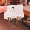 Pendientes con hebilla de oreja con diseño de tablero de ajedrez, diseño de cuadros de diamantes, pendientes femeninos de alta calidad, joyería de oreja de estilo frío