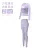 Conjunto de yoga simples e etéreo para mulheres, com um top de malha transparente e calças largas fluidas, um conjunto de duas peças para fitness e yoga