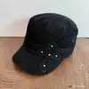 Gorra de béisbol de ala plana, estilo retro americano, con parche de cruz y remaches resistentes, para equitación, versátil, estiliza el rostro, lavada y desgastada