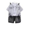Lindo niño pequeño camisa de rayas verticales manga corta conjunto de tres piezas 2025 verano nuevo niños moda ropa coreana para niños al por mayor