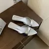 Sandalias plateadas de punta fina con tacón bajo y puntera abierta para uso en exteriores, tendencia de moda 2026, nuevo estilo de verano coreano, chanclas de punta abierta con tacón fino para niñas