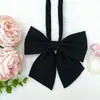 Pajarita JK estilo universitario flor de pluma gigante flor de raíz de cuello cruz cruzada corbata cuerda de cuello de estudiante femenina foto de graduación cinta