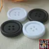 Botões de Resina Atacado para Casacos, Trench Coats, Suéteres e Jaquetas em Branco e Preto, Redondos, de Quatro Furos, 18-30mm