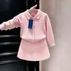 Conjunto de Punto Dulce Rosa Otoño para Niñas 2026 Nuevo Estilo Estilo Escolar Suéter de Punto Trenzado Falda Plisada para Bebé Niña Moderna