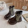 Botas Infantis Cor Color Block Retrô com Fivela Meio da Panturrilha Outono/Inverno 2026 Botas de Motocicleta de Bico Redondo para Meninas Botas Versáteis para o Tornozelo