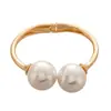 Pulseira Aberta Redonda de Pérola Exagerada Europeia e Americana Pulseira de Moda Retrô Europeia e Americana Joia de Luxo Leve de Nicho de Alta Qualidade para Mulheres