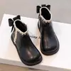 Botas Femininas 2026 Novos Sapatos Infantis de Outono e Inverno Botinhas Curtas para Bebê Menina Sapatos de Couro para Meninas com Lã Botas Martin Princesa