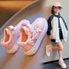 Sapatos Femininos Novo Estilo Tênis Confortáveis Respiráveis Infantis Sapatos Casuais Modelos Primavera e Outono para Crianças Maiores e Meninas Estilo Coreano