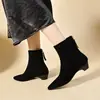 Botas de moda de bico fino para mulheres, coleção outono/inverno 2026, botas pretas de corte justo, estilo europeu e americano, com zíper traseiro e forro de lã para aquecimento, botas de algodão femininas