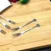 Tenedor de fruta de acero inoxidable con forma de corazón creativo, tenedor de fruta para el hogar, tenedor simple de dos puntas, tenedor para postre y bocadillos, venta al por mayor