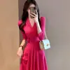 Vestido Rosa Vermelho com Toque de Luxo, Perfeito para Chás, Design Deslumbrante que Marca a Cintura, Efeito Emagrecedor, Para Outono e Inverno, Novo Modelo 2026 com Design de Alto Padrão