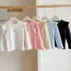 Camiseta básica de manga longa estilo coreano para meninas, top básico para primavera e outono com mangas bufantes, camiseta fofa e estilosa com estampa de coração para meninas pequenas