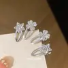 Pinza para el pelo lateral de flor de trébol de cuatro hojas con estrella de pedrería, pinza de pico de pato versátil para ir al trabajo, accesorio para el pelo de lujo ligero y de alta gama para mujer