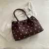 Bolso de gamuza para mujer, nuevo modelo de otoño 2026, bolso de hombro vintage de alta gama Maillard, bolsa de mano de gran capacidad
