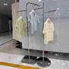 Estante de exhibición de piso de acero inoxidable para tiendas de ropa, perchero colgante plateado para tiendas de ropa para hombres y mujeres