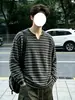 Camiseta de manga comprida com gola V listrada estilo Hong Kong retrô americano para homens, marca da moda de outono, bonito despojado, sensação preguiçosa e relaxada, camisa base solta