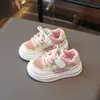 Zapatos Infantiles 2025 Primavera y Otoño Nuevo Estilo Tenis para Niñas Zapatos Casuales de Tabla para Bebés Zapatillas Suaves para Niños Pequeños Tendencia