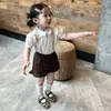 Conjunto de verão para meninas estilo coreano 26 novo modelo, camisa de manga curta plissada com gola de boneca estilo faculdade para menininha com shorts de renda