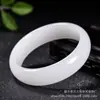 Venta al por mayor de fábrica pulsera de jade blanco imitación Hetian Jade material de Mongolia Exterior versión ancha de grasa de oveja blanca pulsera de jade pulsera de aro de jade para mujer