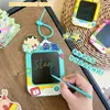 Llavero Colgante Original Crayon Shin-Chan Tablero de Dibujo Graffiti Mediano Tablero de Escritura Colgante para Mochila Escolar Regalo Venta al por Mayor