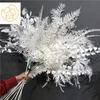 [Material de flor blanca] Arreglo floral de hortensia, rosa, flor de pasto escarchado con decoración de material de hoja de niebla de techo de pasto, flor de simulación para boda