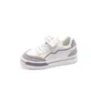 Sapatos Brancos de Couro Infantis para Primavera e Outono Novos Tênis Esportivos de Placa para Escola Primária para Meninos e Meninas Sapatos Infantis com Solado Macio