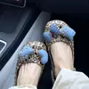 Dulce Fresco Vaquero Gatito Se Aventura Valientemente en Estampado de Leopardo Zapatos de Ballet de Señora Mayor Flor 2026 Nuevo Corazón de Niña Zapatos con Agujeros Hebilla Modernos