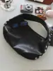 Bolso de mano de nicho retro con tachuelas en forma de media luna para mujer, nuevo modelo de verano 2026, versátil y sofisticado, adecuado para ir al trabajo, bolso de hombro y de axila