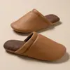 Pantuflas de algodón silenciosas para hombre, con una lujosa textura similar al cuero, perfectas para uso en interiores en dormitorios durante el otoño y el invierno. Tienen una suela suave y antideslizante