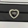 Broche Chanel Coração de Resina Estilo Novo 2025 para Mulheres, Broche de Coração Pêssego de Luxo de Alta Qualidade, Atacado do Fabricante