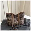 Nova bolsa tote estampa de leopardo retrô 2026, bolsa de ombro de grande capacidade, estilo coreano, bolsa de mão casual e estilosa, também adequada para carregar sob o braço