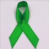 Los fabricantes producen broches benéficos de 13 mm con forma de nudo de la paz, insignias que deberían servir como accesorios de lazo de cinta de poliéster.