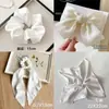 Goma para el pelo blanca pura con efecto marmoleado al agua, pinza para el pelo, kit de materiales marmoleados húmedos teñidos anudados DIY hechos a mano para actividades de team building