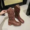 Botas Ocidentais Vazadas Femininas 2026 Verão Novas Botas Respiráveis de Cano Médio para Viagem ao Ar Livre em Xinjiang Sola Grossa Botas Martin Aumentadoras de Altura
