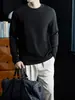 Camiseta Jacquard de Algodão com Aparência Old Money, Manga Longa para Homem, Contraste de Cor Xadrez, Bolso, Modelagem Solta, Gola Redonda, Base Lisa, para Primavera e Outono