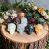 Adorno de calavera de cristal natural, calavera de cristal pulida a partir de piedra en bruto, adorno mineral original, decoración de Halloween