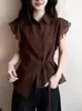 Elegante Camisa de Manga Corta Color Café con Solapa Pequeña para Mujer, Diseño de Verano para Figuras Petite, Cintura Ceñida con Lazo, Bordes Fruncidos, Top Elegante de Hombros Rectos