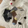 Colección de otoño: Diseño de calcetín doble estilo japonés, calcetines a rayas de colores combinados para mujer hasta la pantorrilla, suaves y versátiles, ajuste holgado, adecuados para usar después del parto, de Zhuji
