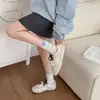 Meias de Cano Médio Bordadas em Desenho Animado Meias com Etiqueta de Tecido Listradas em Creme e Azul para Mulheres Outono e Inverno Novas Meias Slouch de Algodão Penteado com Agulha Dupla