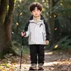 Conjunto de Duas Peças com Capuz Camuflado Masculino para Primavera e Outono Estilo Coreano Lindo para Bebês e Crianças Pequenas Comércio Exterior Roupas Infantis Atacado