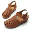 Sandalias de cuña para mujer de verano 2026, transfronterizas, talla grande, estilo casual europeo y americano, punta cerrada, tacón medio, velcro, tendencia