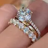 Anillo de Luz de Zirconia Incrustada en Oro Real Chapado en Cobre Transfronterizo Europeo y Americano Lujo Ligero Sensación de Alta Gama Anillo para el Dedo Joyería de Mano Versátil Fabricante Venta al por Mayor en Stock