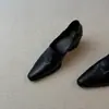 Sapatos de salto único retrô simples Chuyuji 2026, design estiloso e versátil, salto grosso, bico fino, novos mocassins de outono e inverno