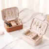 Caja de almacenamiento de joyería de cuero impermeable estilo crema, exquisita caja de accesorios para collares, anillos, aretes y tachuelas, caja de joyería de lujo ligero