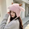 Adorable y peculiar sombrero de orejeras de peluche con cuernos de oveja para mujer para otoño e invierno, engrosado para abrigar, versátil y estiliza el rostro, un sombrero Lei Feng