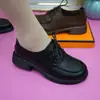 Sapatos de Couro Confortáveis Retrô 2026 Outono Nova Moda Versátil Sapatos de Salto Bloco Elegante com Cadarço Mocassins para Mulheres