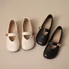 Colección de verano 2026 para mujer: Zapatos Mary Jane dorados pequeños con suelas suaves, puntas cuadradas, aberturas poco profundas y un diseño de una sola correa con hebilla dorada, zapatos planos de moda