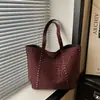 Bolsa Tote Studded Grande Capacidade Estampa de Leopardo Retrô para Mulheres Verão 2026 Nova Moda Casual Tendência para o Dia a Dia