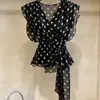 Camisa sin mangas de lunares negros estilo Hepburn francés para mujer, cuello en V, entallada en la cintura, con cinturón para atar, top adelgazante, nuevo modelo verano 2026